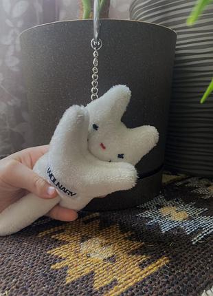 Яка плюшева іграшка у вигляді білого котика