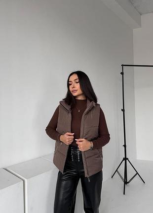 Демисезонная жилетка жилет на молнии с высоким воротом