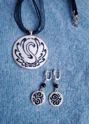 Кулон с микровышивкой