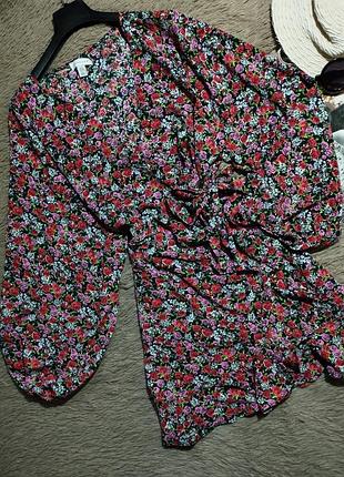 Гарна квіткова сукня з рюшами на запах та об'ємними рукавами/плаття