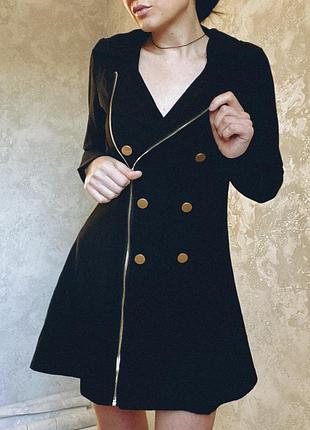 Жіноча сукня на замку