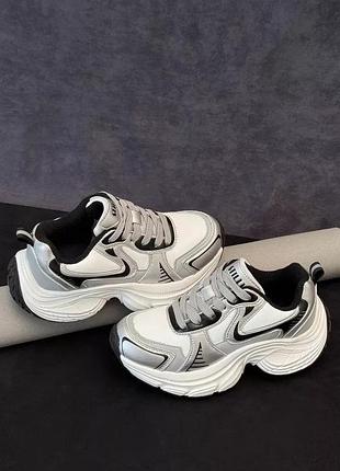 Жіночі кросівки