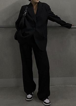 Стильний красивий чорний оверсайз костюм з чоловічого плеча від бренду manguun