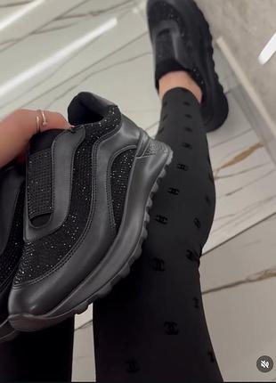 Стильні демісезонні кросівки на високій рельєфній підошві loretta