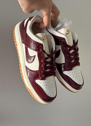 Розкішні жіночі кросівки nike sb dunk low burgundy croc бордові