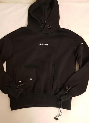 Великолепная теплая качественная из натуральной ткани толстовка с капюшоном и карманом кенгуру, объем груди 115см, рукава спущенное плечо, длина 62см.