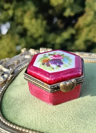 Прекрасный винтажная шкатулка, таблетка (пигульница) с красивым цветочным орнаментом.