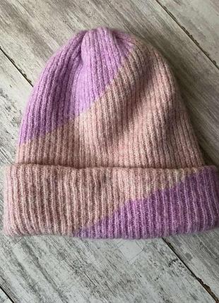 Женская яркая теплая шапка