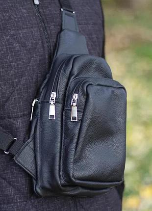 Стильная мужская сумка - бананка, слинг нагрудная из натуральной кожи на молнии чёрная