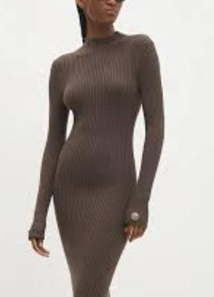 Гарна сукня силует в рубчик.