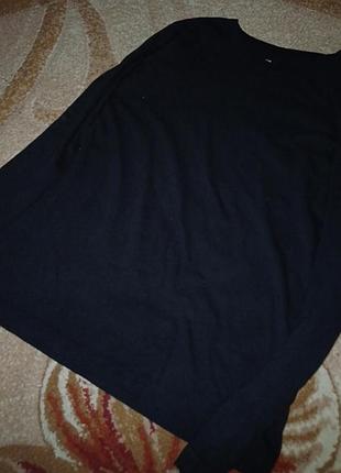 Чорний лонгслів. базова річ, яка підійде під будь-який образ.
м'яка, зручна, добре сидить на тілі.
колір легко поєднати з джинсами чи брюками.