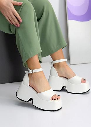 Босоножки из экокожи / экозамши - белые, беж
