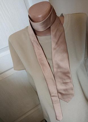 Узкий бежевый галстук
