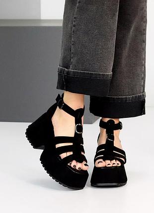 Трендові босоніжки на платформі із тонкими ремінцями