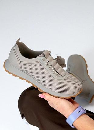Дизайнерские серые кроссовки с перфорацией лаконичный дизайн