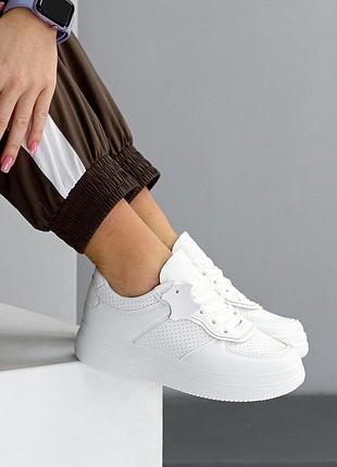 Базові шкіряні білі кросівки на потовщеній підошві доступна ціна