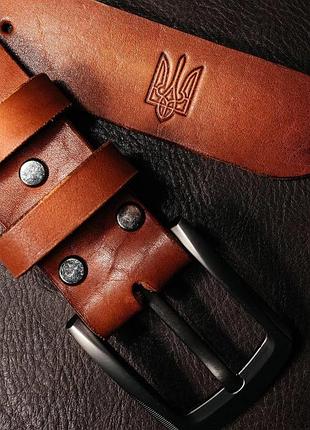 Ремінь чоловічий шкіряний з пряжкою для джинсів, шкіряний пояс з тисненням герб, коричневий