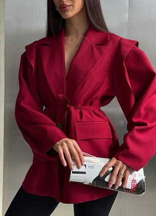 Дуже стильний жакет, в трендових кольорах. незвичайний крій, широві рукава, вільний, пояс з основної тканини🥰