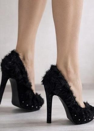 Провокуючі туфлі на дуже високих підборах