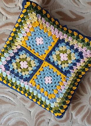 Наволочка на подушку розміру 40×40, в'язана, ручна робота.