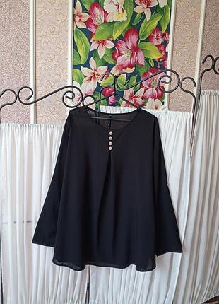 Красива чорна блуза з гудзиками.