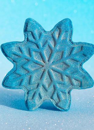 Новогодняя бомбочка для ванны "сияющая снежинка" 3d для детей и взрослых сияет в воде, аромат ледяная черника 100 г