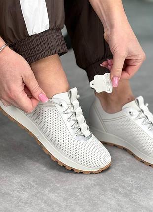 Натуральные замшевые свет серые кроссовки с сквозной перфорацией