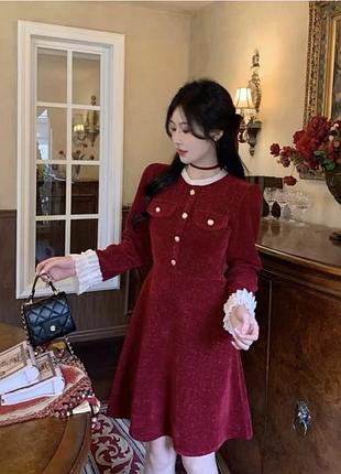 Червона нарядна сукня з білими манжетами