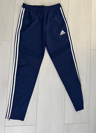 Брюки adidas, легкие, совершенно новые, без каких-либо нюансов. подойдут на размер s