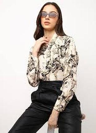 Мила блуза з  принтом абстракція