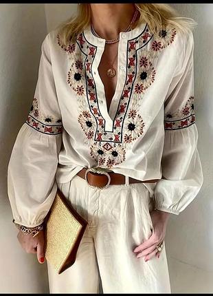Ефектна вишита блузка з пишними рукавами