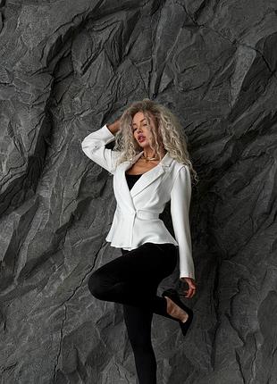 Женский костюм двойка пиджака и леггинсы.