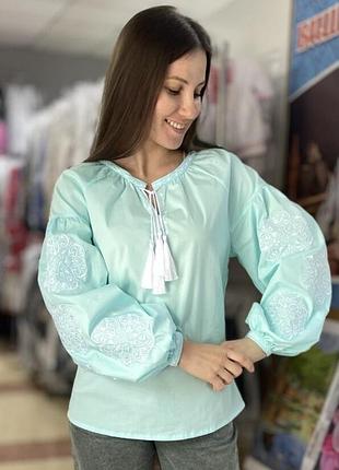 Вишита сорочка в бірюзовому кольорі з білою вишивкою