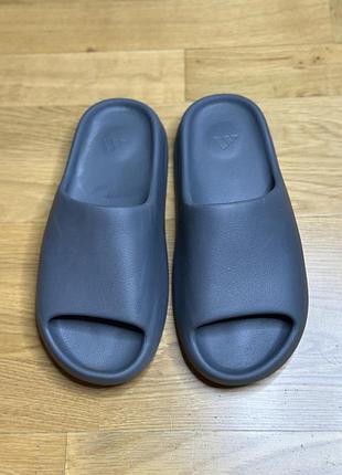 Чоловічі тапочки adidas yeezy slide slate grey