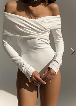 Боді білого кольору staff