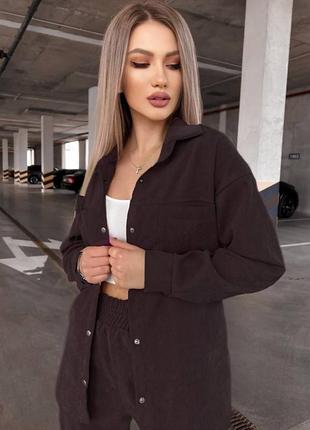 Шоколадный вельветовый костюм рубашка на кнопках и штаны джоггеры