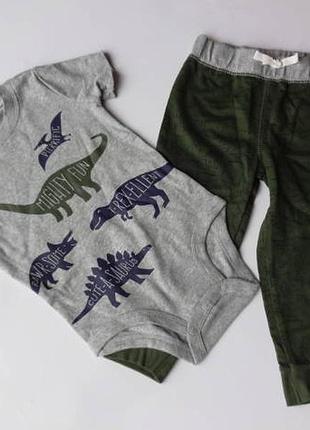 Carter's. комплект бодик и штаны на 12-18 месяцев мальчику картерс.