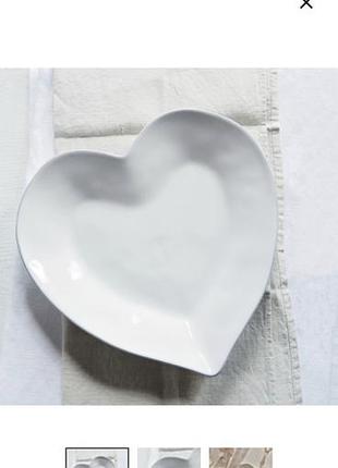Біла керамічна тарілка у формі серця від бренду the white company, вироблена в португалії