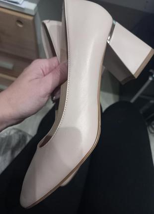 Кожаные бежевые туфли 38 размер