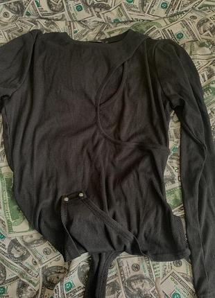 Трендове чорне боді в рубчик з фігурним вирізом