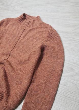 Буклированный темно-пудровый свитер в рубчик ворот стойка4 фото