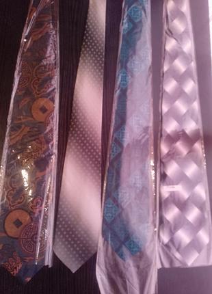 Галстуки новые.