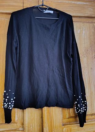 Рассвет зара, украшен жемчужинами на манжетах.