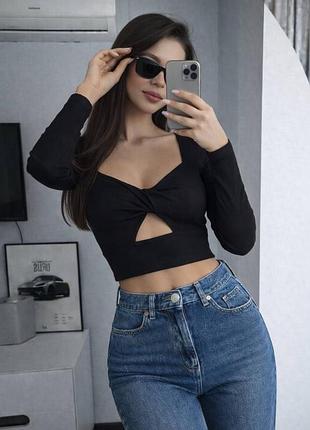 Жіноча кофта з чашечками