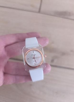 Новий жіночий годинник з силіконовим ремінцем