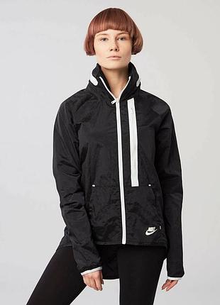 Чорна спортивна вітровка від     n і k е  розмір м куртка курточка