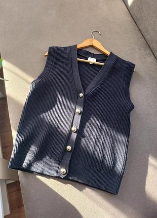 Темно-синій в’язаний жилет від h&m у стилі old money 🤍