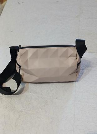 Женская летняя сумочка пудрового цвета.