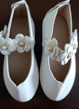 Туфли на девочку праздничные