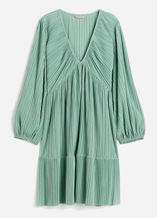 Красива сукня з плісерованої тканини